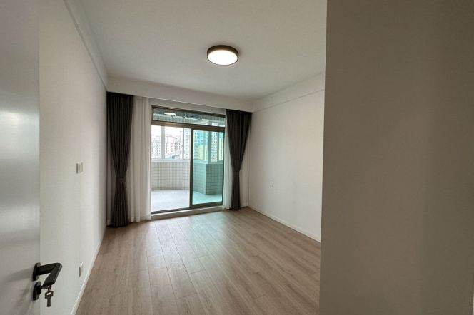 High-Floor 3BR Apartment near Zhongshan Park (L2/L3/L4)