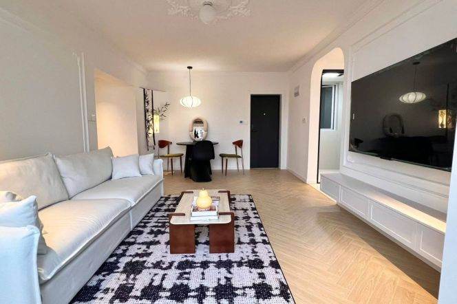 High-Floor 2BR Apartment near Zhongshan Park (L11/L13)