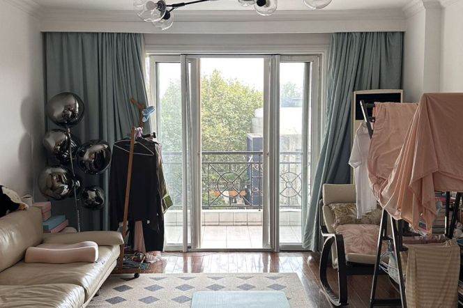 Spacious 1BR Apartment near Shanghai Dramatic Arts Centre with Green View