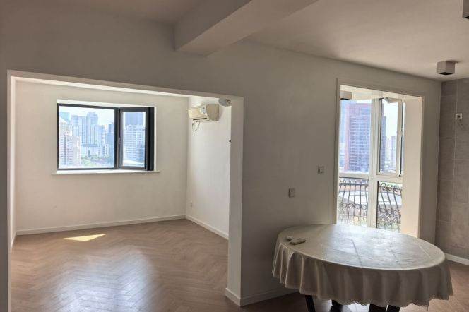 Spacious 3BR Apartment near Shanghai Jiao Tong University with Outstanding View (L10/L11)