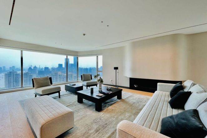 High-Floor Spacious 4BR Apartment near Shangcheng Rd Metro