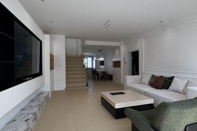 4BR Apartment near Maglev Train with Floor-to-Ceiling Windows