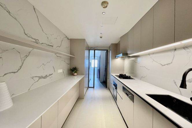 High-Floor Spacious 4BR Apartment near Shangcheng Rd Metro