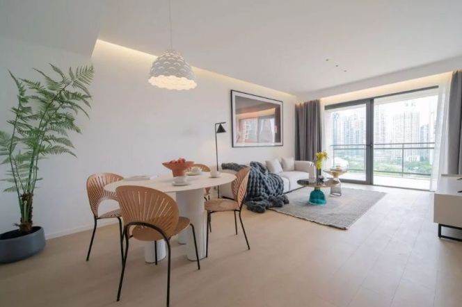 High-Floor 3BR Apartment near Shangcheng Rd Metro