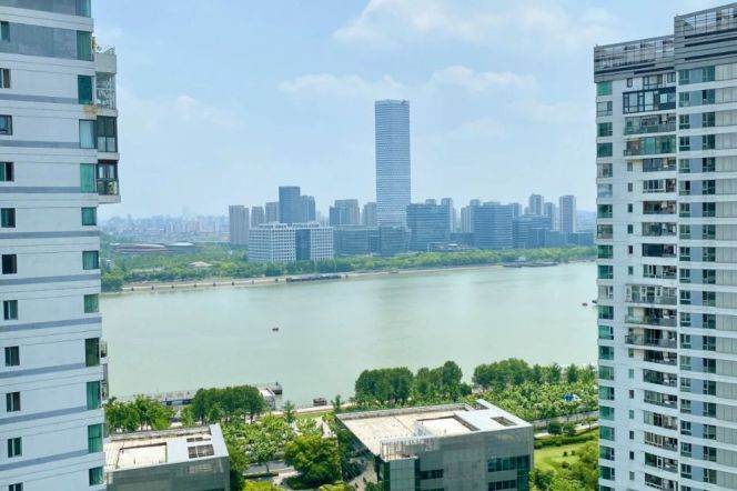 High-Floor Spacious 3BR Apartment near West Bund (L11)