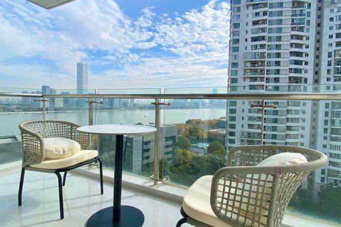 Spacious 3BR Apartment near West Bund with Outstanding View