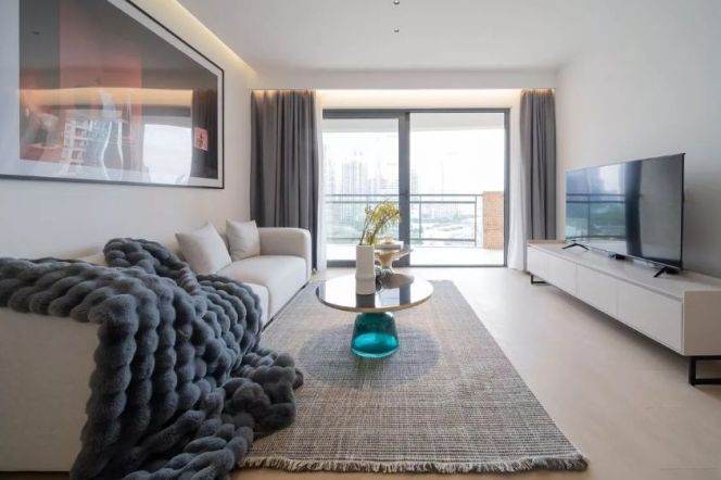 High-Floor 3BR Apartment near Shangcheng Rd Metro