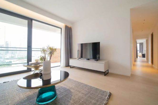 High-Floor 3BR Apartment near Shangcheng Rd Metro