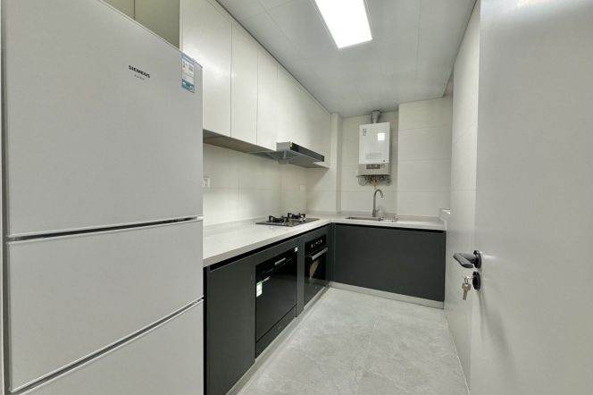 High-Floor 3BR Apartment near Zhongshan Park (L2/L3/L4)