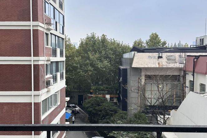 Spacious 1BR Apartment near Shanghai Dramatic Arts Centre with Green View