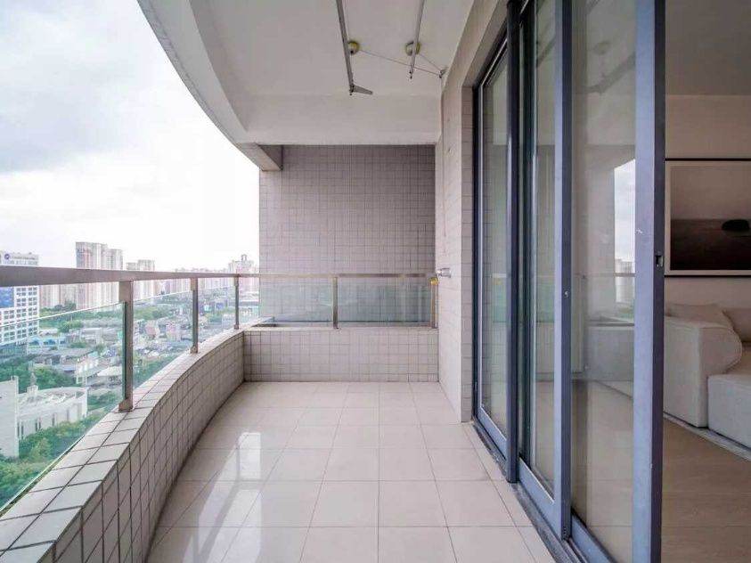 Housing image — Balcony