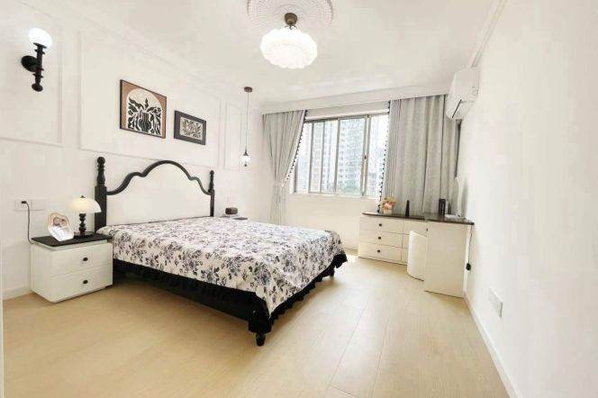 Spacious 2BR Apartment in Suzhou Creek North (L13)