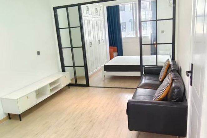 1BR Apartment near Hongqiao Rd Metro (L3/L4/L10)