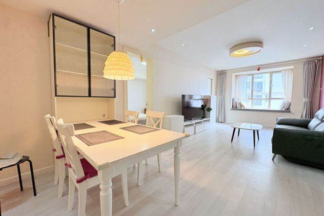 High-Floor 2BR Apartment near Zhongshan Park (L2/L3/L4)