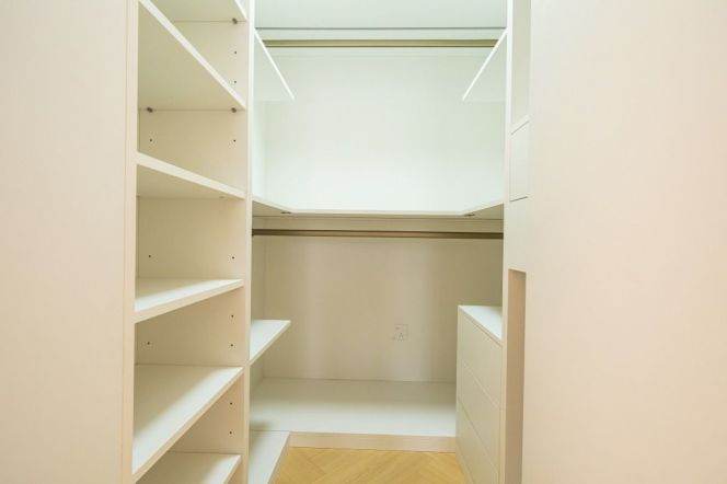High-Floor 3BR Apartment at Top Of City (L13)