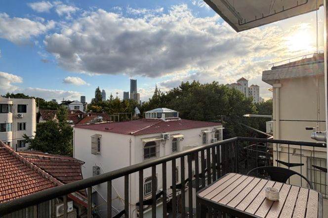 1BR Apartment in Old Xuhui (L10)