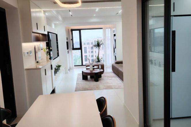 High-Floor High-Ceiling 3BR Apartment with Floor-to-Ceiling Windows (L15)