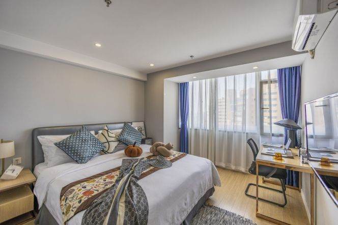 High-Floor Spacious 2BR Apartment near Jiangsu Rd Metro