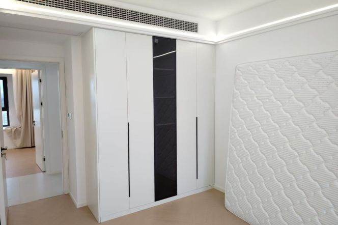 High-Floor High-Ceiling 3BR Apartment with Floor-to-Ceiling Windows (L15)