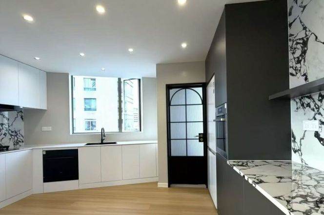 High-Floor Spacious 3BR Apartment near Century Park