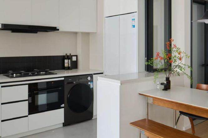 High-Floor Spacious 2BR Apartment at Top Of City with Floor-to-Ceiling Windows (L13)