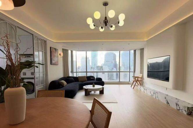 High-Floor Spacious 3BR Apartment near Century Park