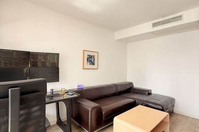 High-Floor Spacious 2BR Apartment near People's Square / Bund (L1/L14)