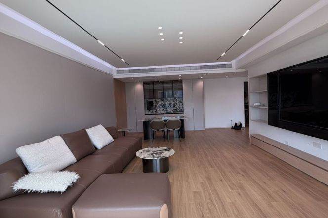 High-Floor Spacious 3BR Apartment near Shangcheng Rd Metro