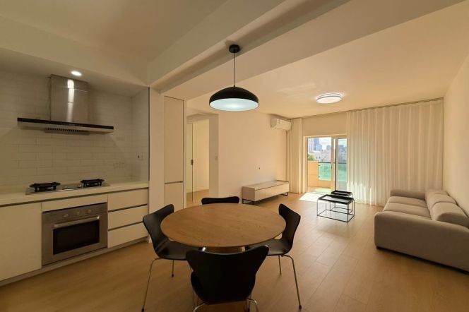 Spacious 2BR Apartment at Ambassy Court (L1/L7/L10)