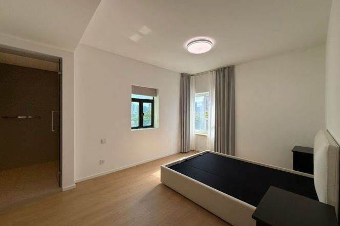 Spacious 2BR Apartment at Ambassy Court (L1/L7/L10)