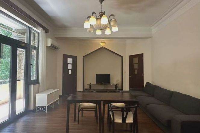 Spacious 2BR Heritage Apartment near Xujiahui Park