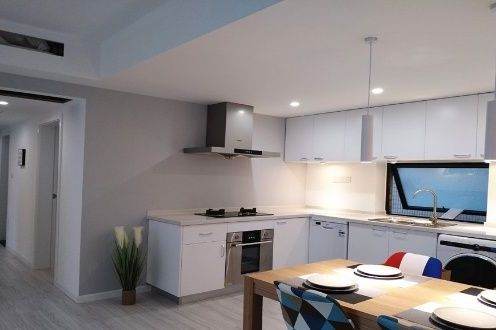 Spacious 2BR Apartment at Ambassy Court (L1/L7/L10)