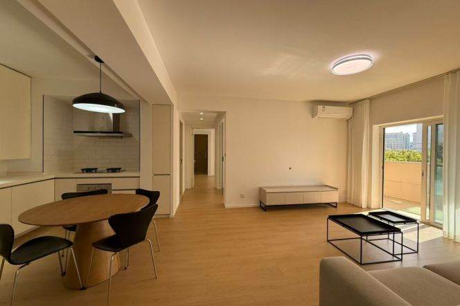 Spacious 2BR Apartment at Ambassy Court (L1/L7/L10)