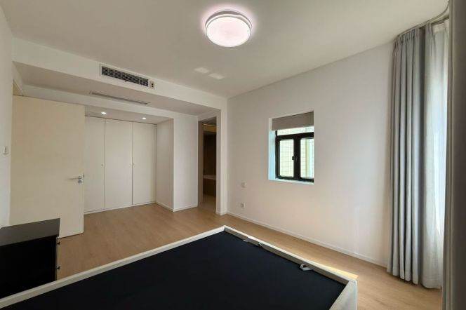 Spacious 2BR Apartment at Ambassy Court (L1/L7/L10)