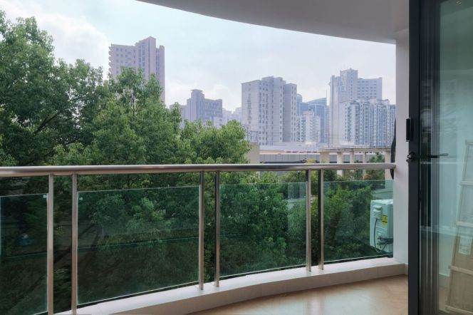 Spacious 2BR Apartment near Yishan Rd Metro with Green View (L1/L3/L4/L9)