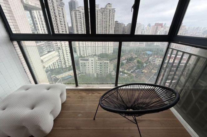 High-Floor Spacious 2BR Apartment near Changshou Rd Metro with Floor-to-Ceiling Windows
