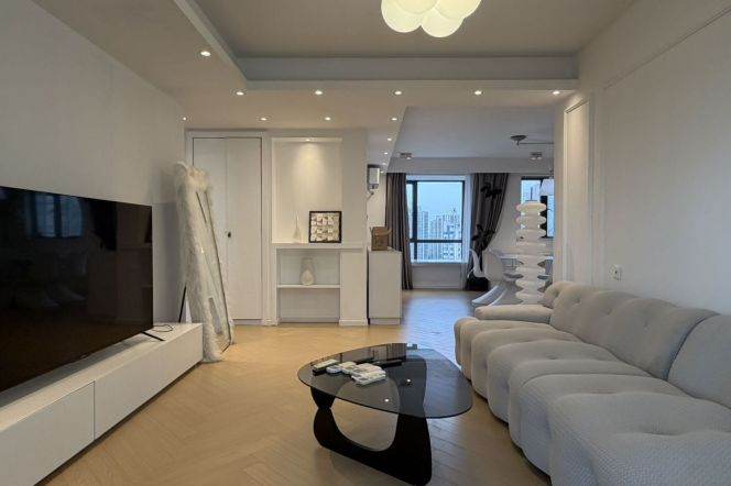 High-Floor Spacious 2BR Apartment near Changshou Rd Metro with Floor-to-Ceiling Windows