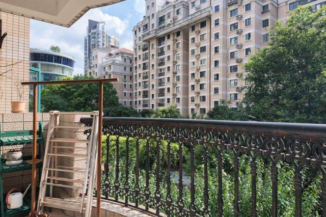 4BR Apartment in Jing'an with Green View