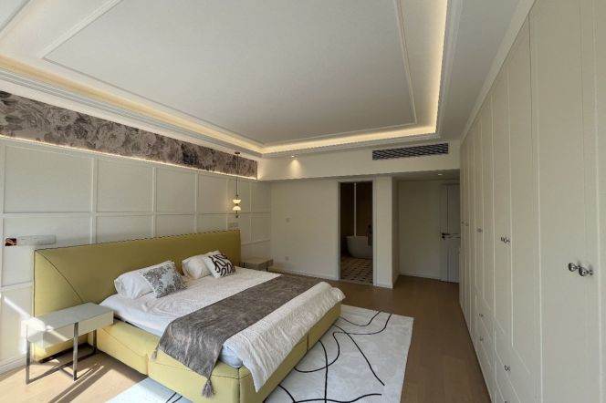 Spacious 4BR Villa with Floor-to-Ceiling Windows