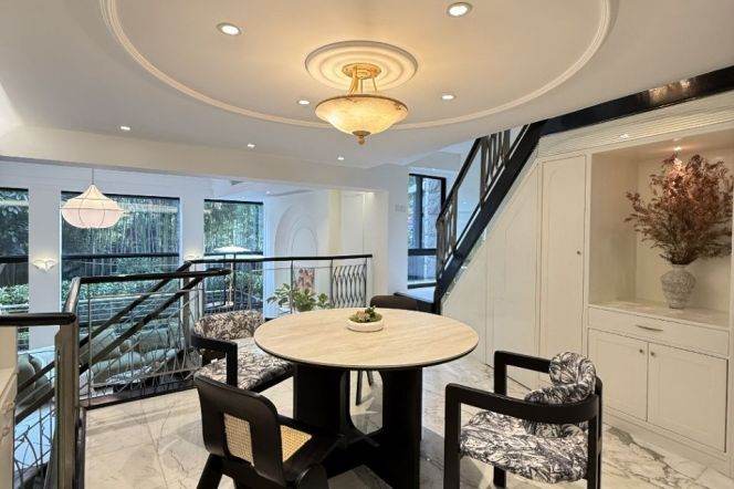 Spacious 4BR Villa with Floor-to-Ceiling Windows