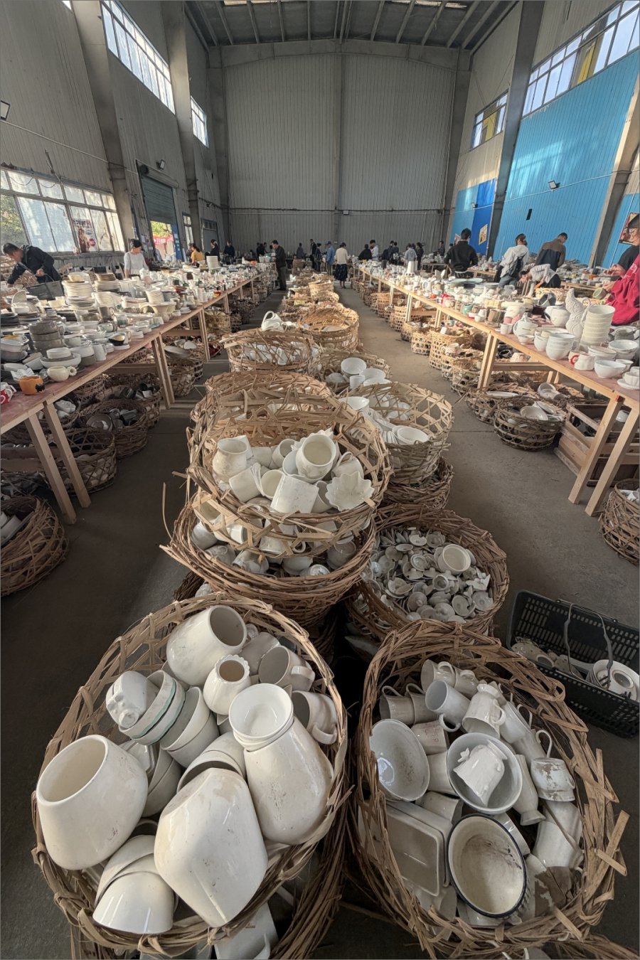 This Baoshan Warehouse Sells Ceramics for 5rmb per 500g. Bring Your Patience.