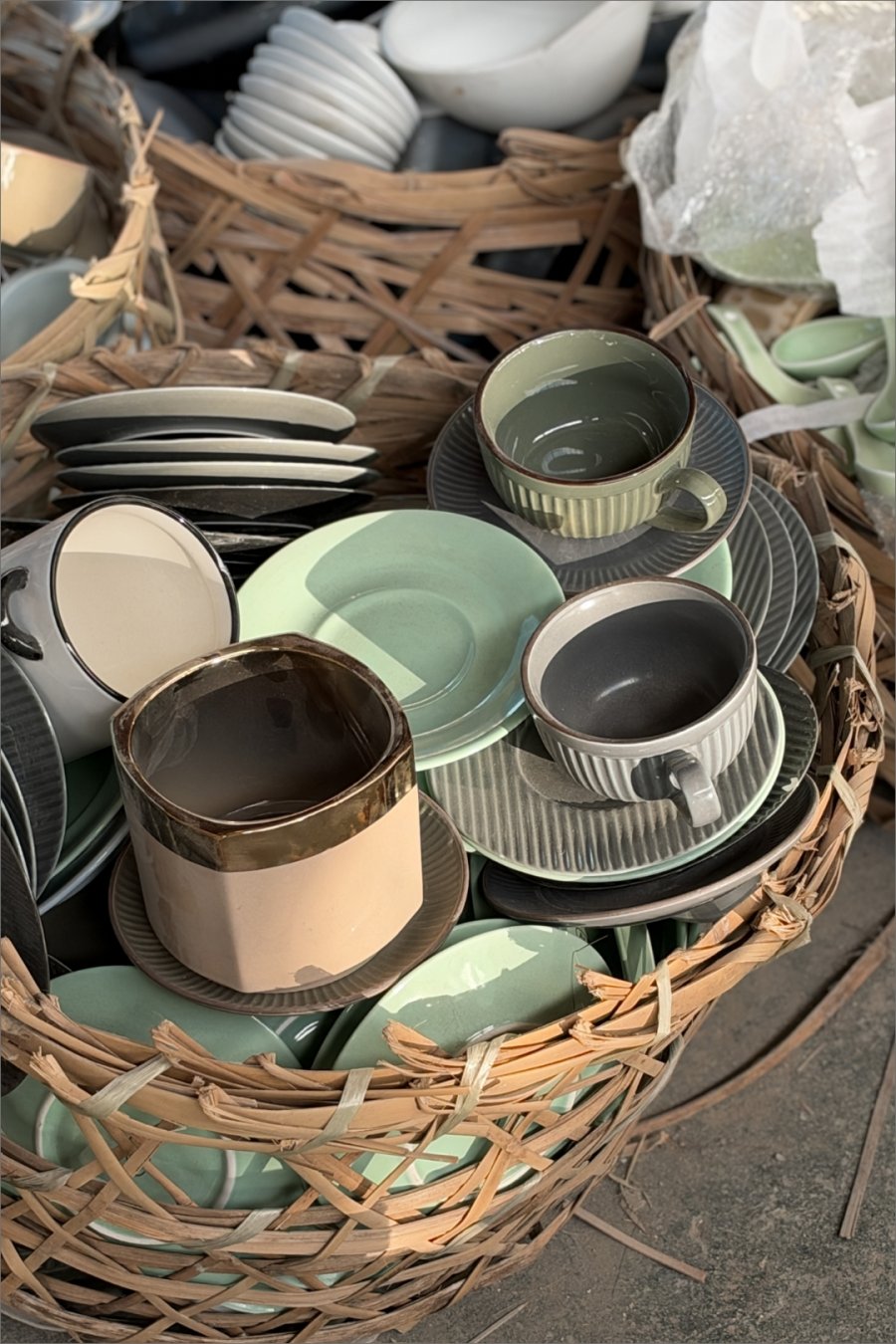 This Baoshan Warehouse Sells Ceramics for 5rmb per 500g. Bring Your Patience.