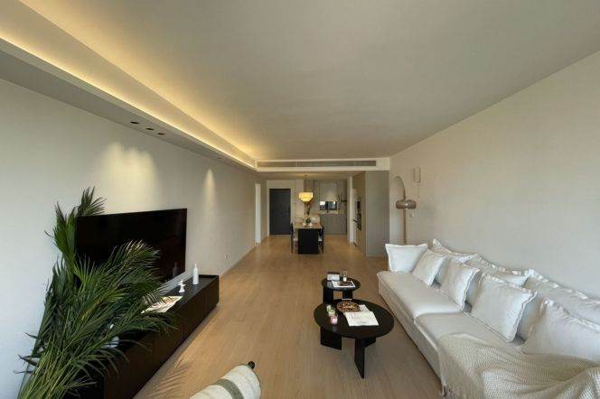 High-Floor 4BR Apartment near Zhongshan Park with Outstanding View