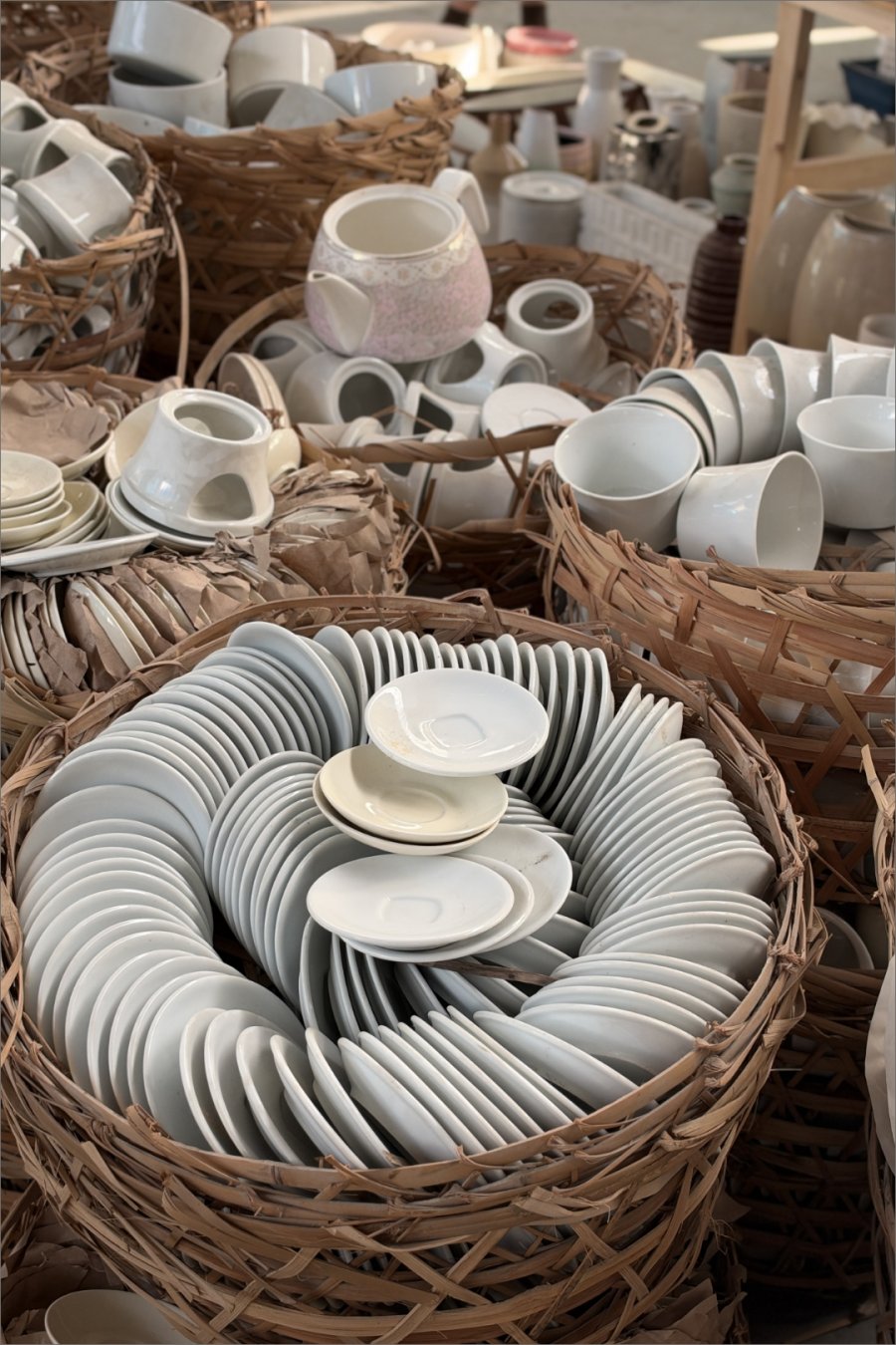 This Baoshan Warehouse Sells Ceramics for 5rmb per 500g. Bring Your Patience.
