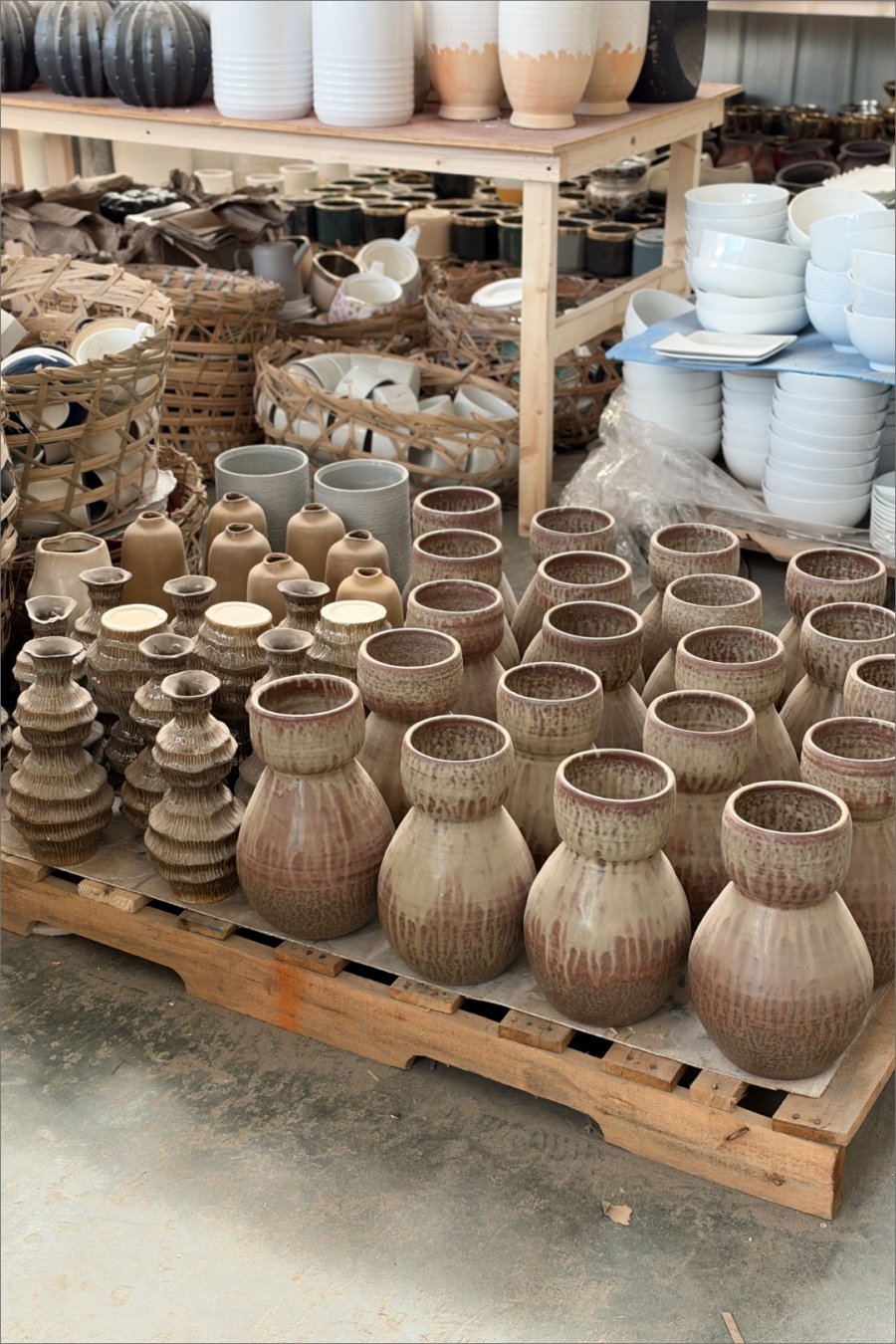 This Baoshan Warehouse Sells Ceramics for 5rmb per 500g. Bring Your Patience.