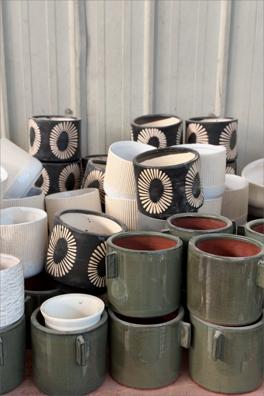 This Baoshan Warehouse Sells Ceramics for 5rmb per 500g. Bring Your Patience.
