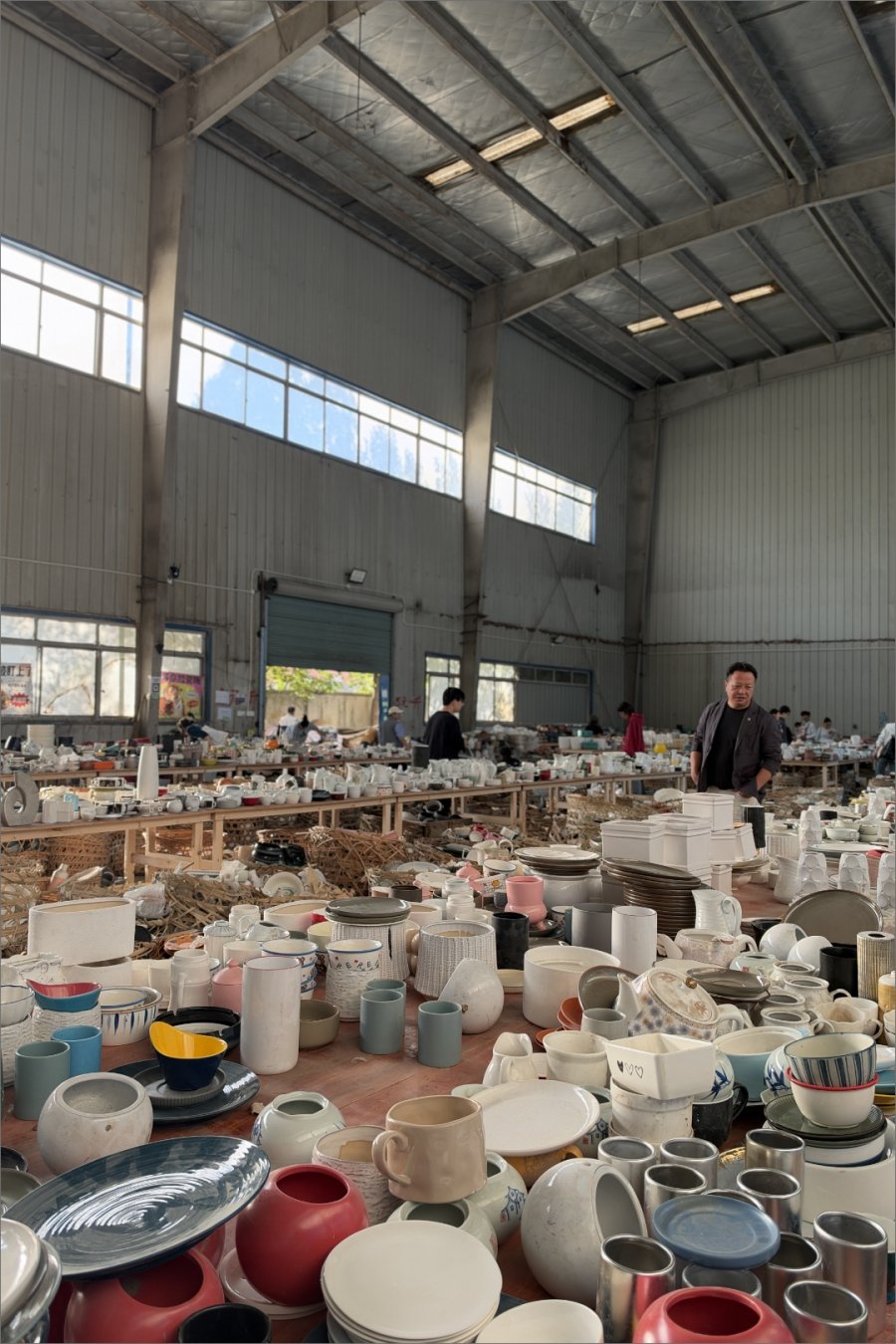 This Baoshan Warehouse Sells Ceramics for 5rmb per 500g. Bring Your Patience.