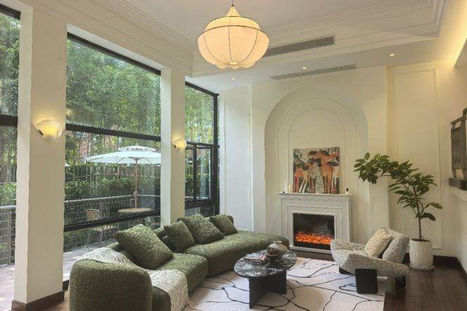 Spacious 4BR Villa with Floor-to-Ceiling Windows