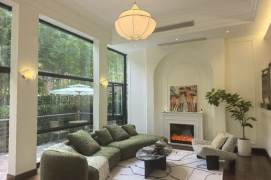 Spacious 4BR Villa with Floor-to-Ceiling Windows