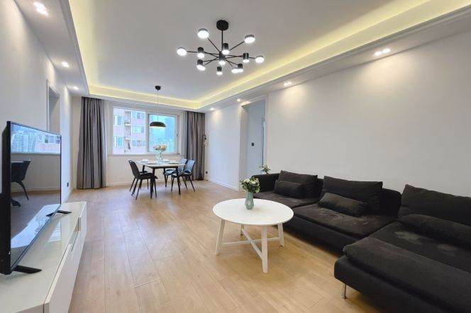 High-Floor Spacious Studio Apartment in Jing'an